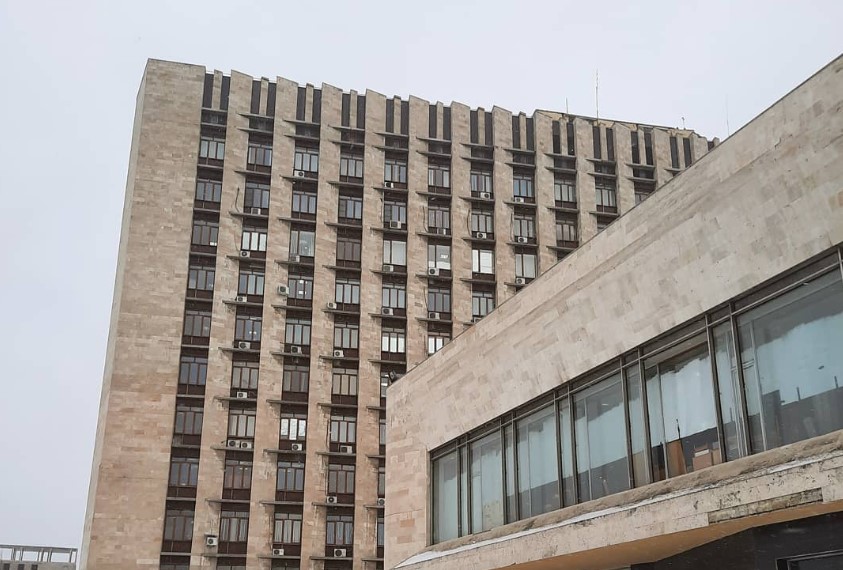 Массированному обстрелу подвергся район Дома правительства в Донецке