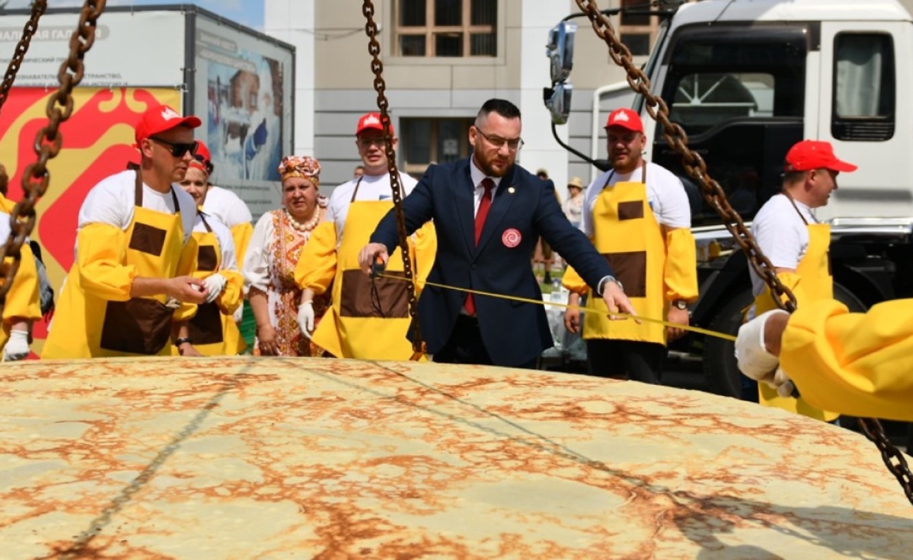 В Тюменской области испекли гигантский блин для книги рекордов