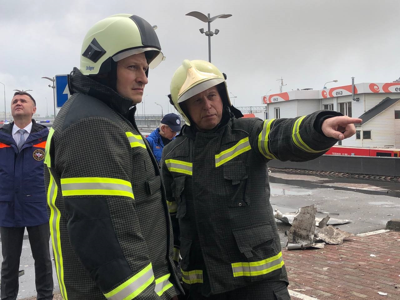 Двое человек пострадали при пожаре в бизнес-центре на западе Москвы