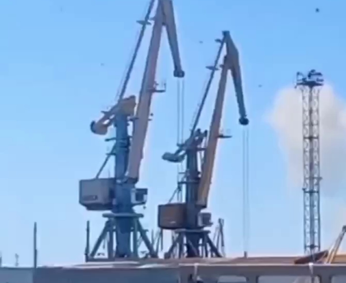 Источником мощных взрывов в районе морского порта Бердянска стали мины