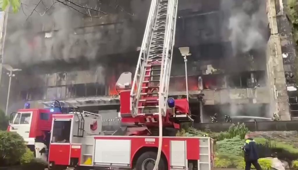 К полыхающему бизнес-центру на западе Москвы прибыл глава МЧС