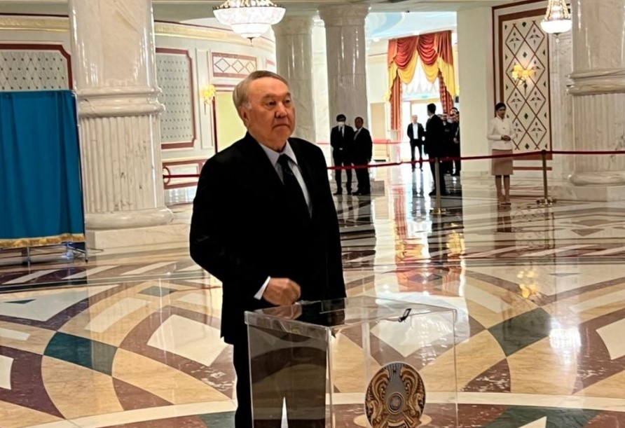Назарбаев проголосовал на выборах по поправкам в конституцию Казахстана