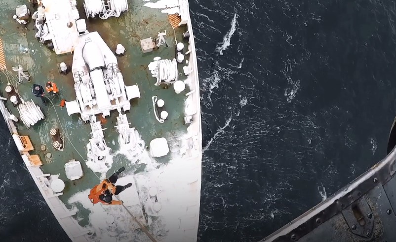 Вертолет госпитализировал рыбака прямиком с судна в Охотском море