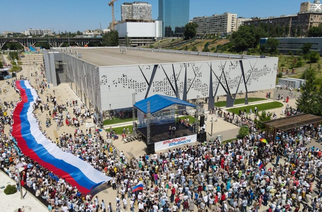 В Волгограде развернули гигантский флаг России, побывавший в Волновахе