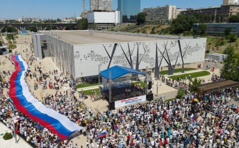 В Волгограде развернули гигантский флаг России, побывавший в Волновахе