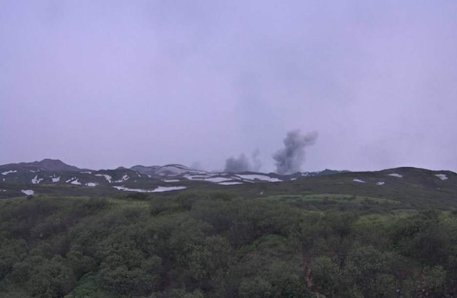 Курильский вулкан Эбеко сделал два пепловых выброса