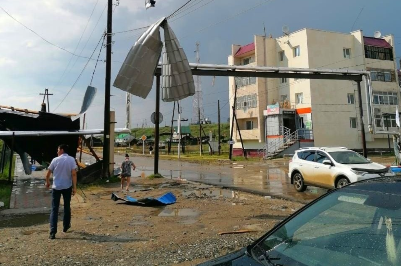 Около 20 человек пострадали при обрушении ураганного ветра на якутское село Борогонцы
