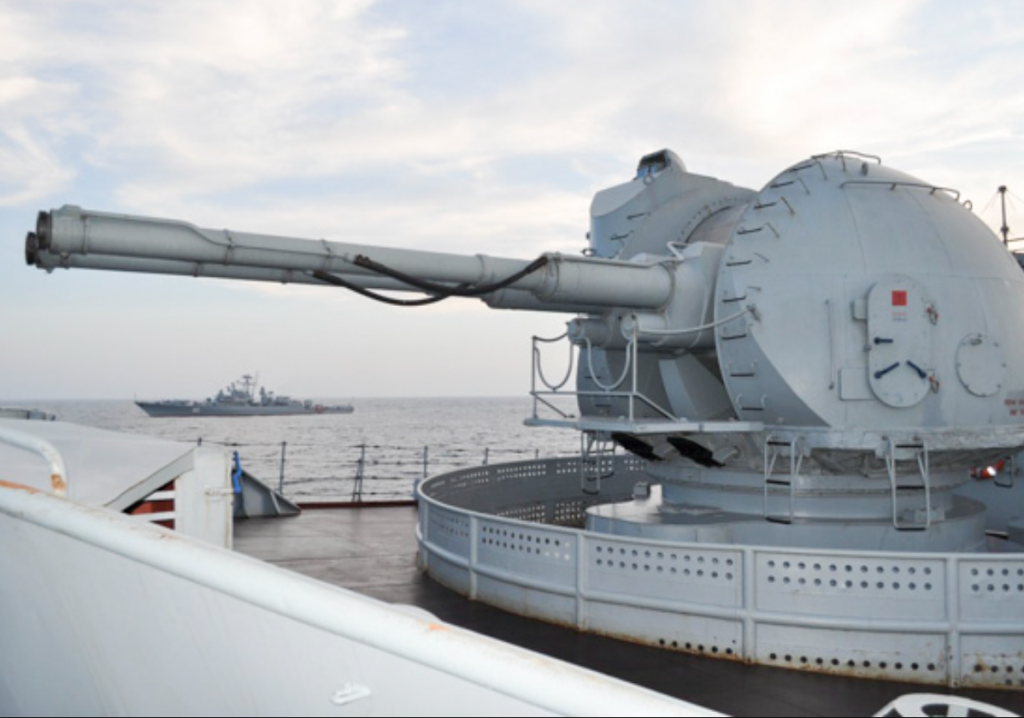 Украинские беспилотники повредили морской тральщик «Иван Голубец» в Севастополе