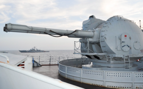 Украинские беспилотники повредили морской тральщик «Иван Голубец» в Севастополе