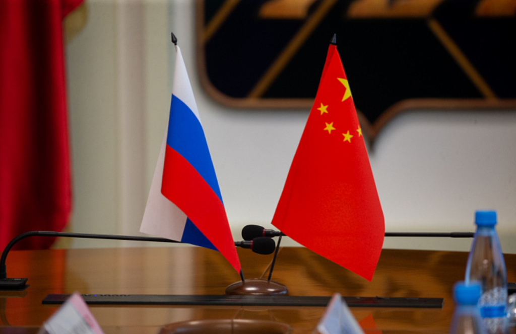 МИД Китая осудил попытки США ввести санкции за покупку нефти и газа у России
