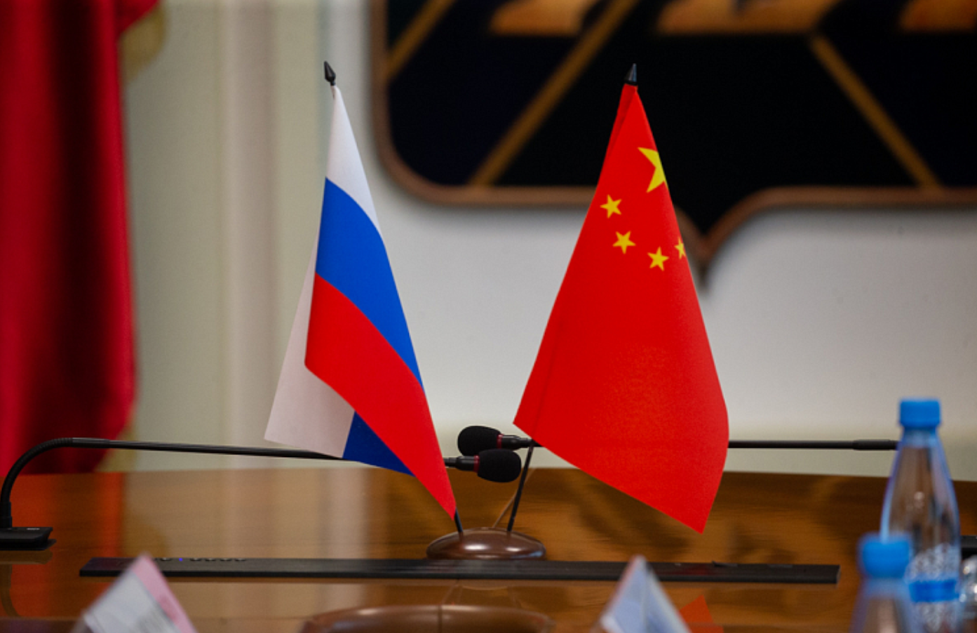 МИД Китая осудил попытки США ввести санкции за покупку нефти и газа у России