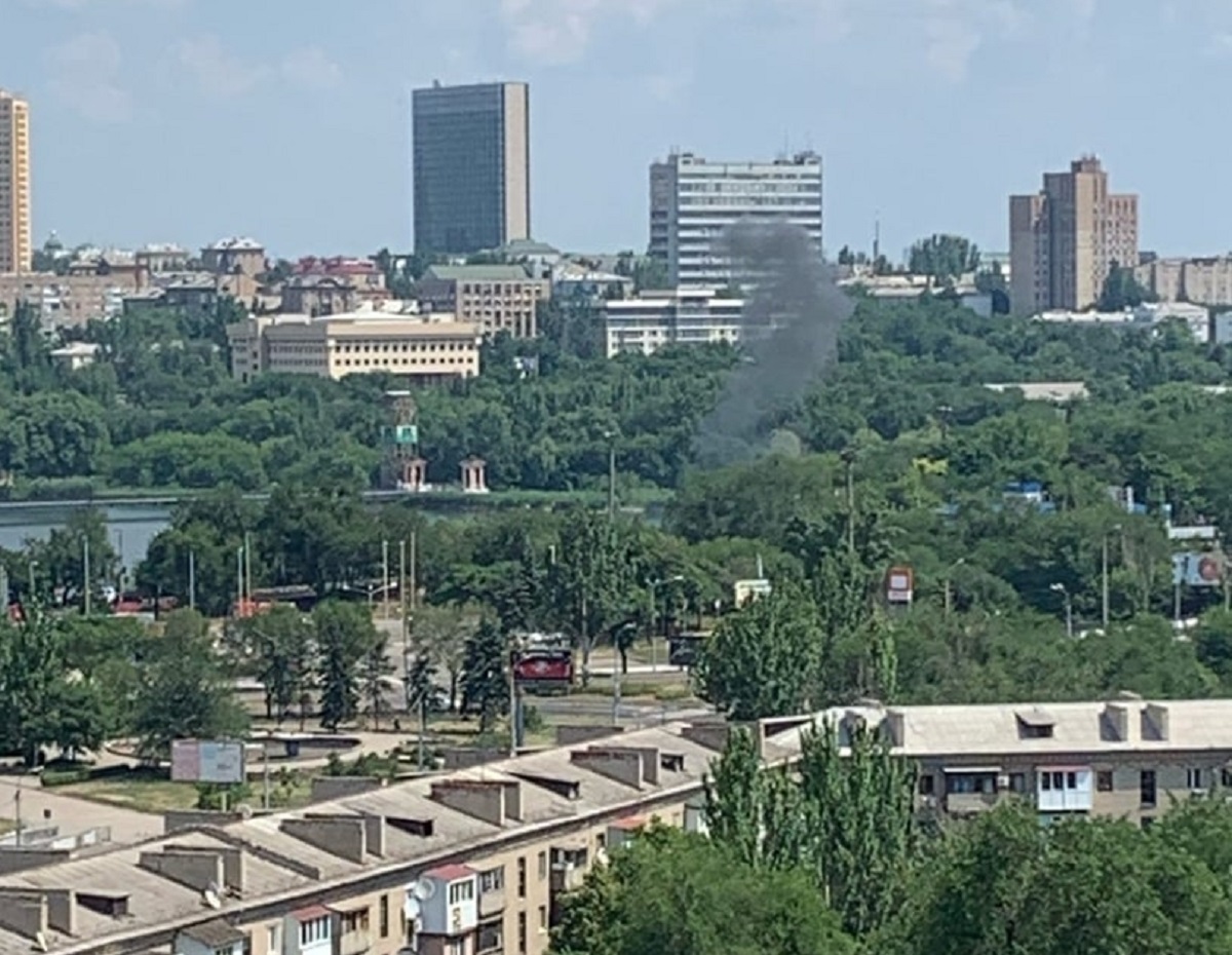 Украинские гаубицы ударили по парку с аттракционами в центре Донецка