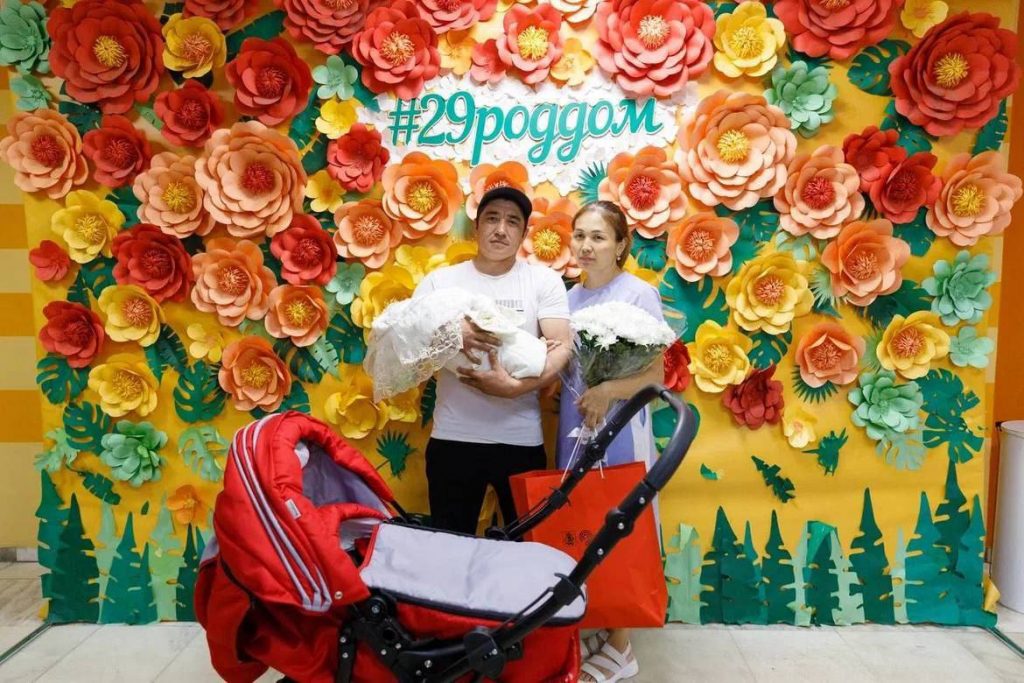 Девочка, родившаяся на станции метро в Москве, получила в подарок коляску фирменного красного цвета