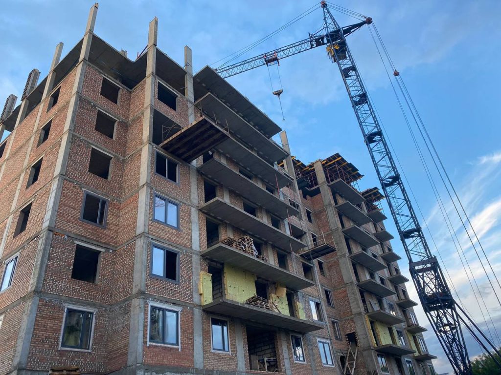 Строитель в Красноярске сорвался с высотки, заливая бетонный пол