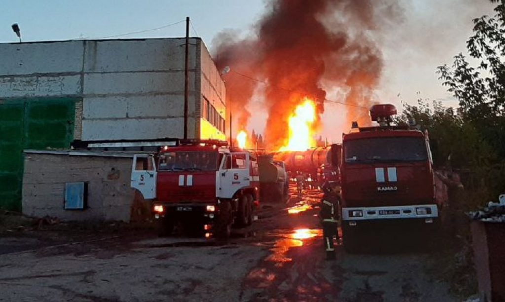 Нефтебаза воспламенилась в Донецке после артудара со стороны ВСУ