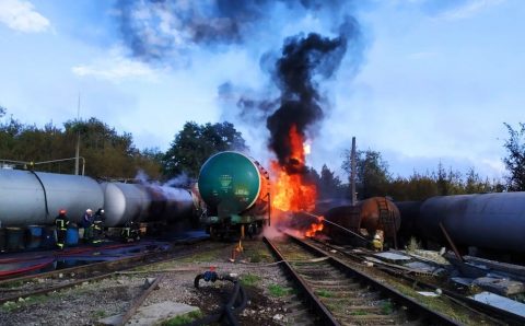 В Донецке локализовали пожар на нефтебазе, воспламенившейся в результате обстрела