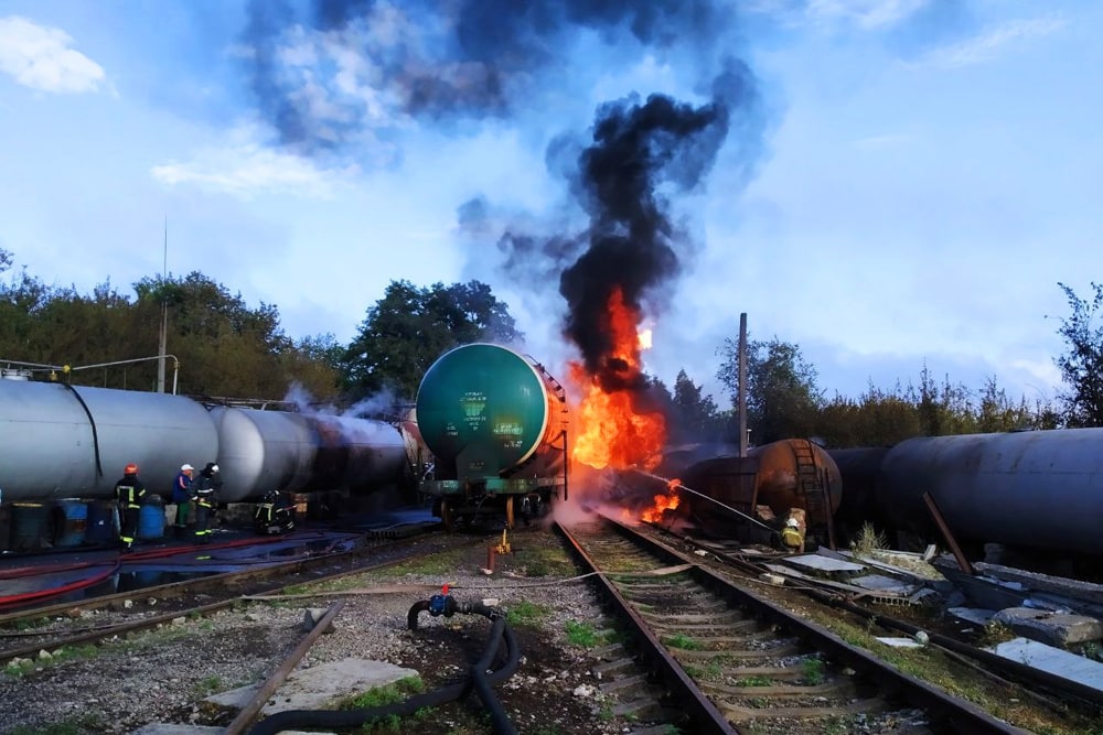 В Донецке локализовали пожар на нефтебазе, воспламенившейся в результате обстрела
