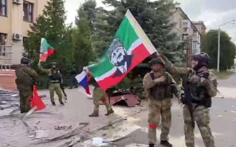 Колонна автомобилей с чеченскими опознавательными знаками заехала в освобожденный Лисичанск