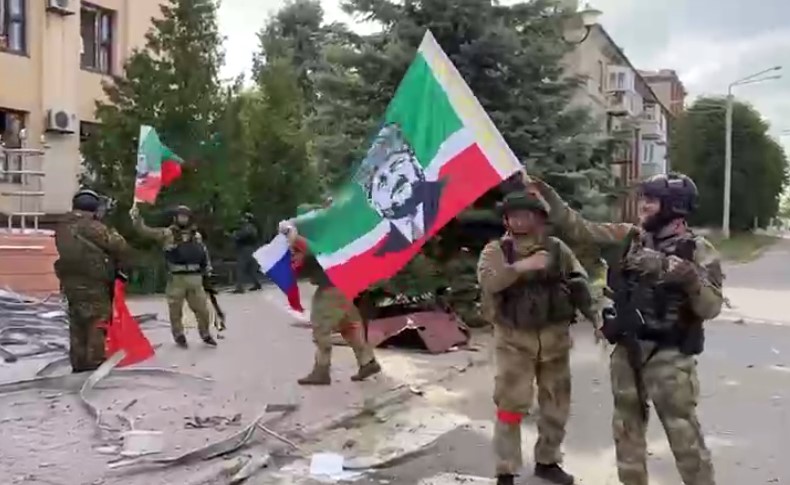 Колонна автомобилей с чеченскими опознавательными знаками заехала в освобожденный Лисичанск