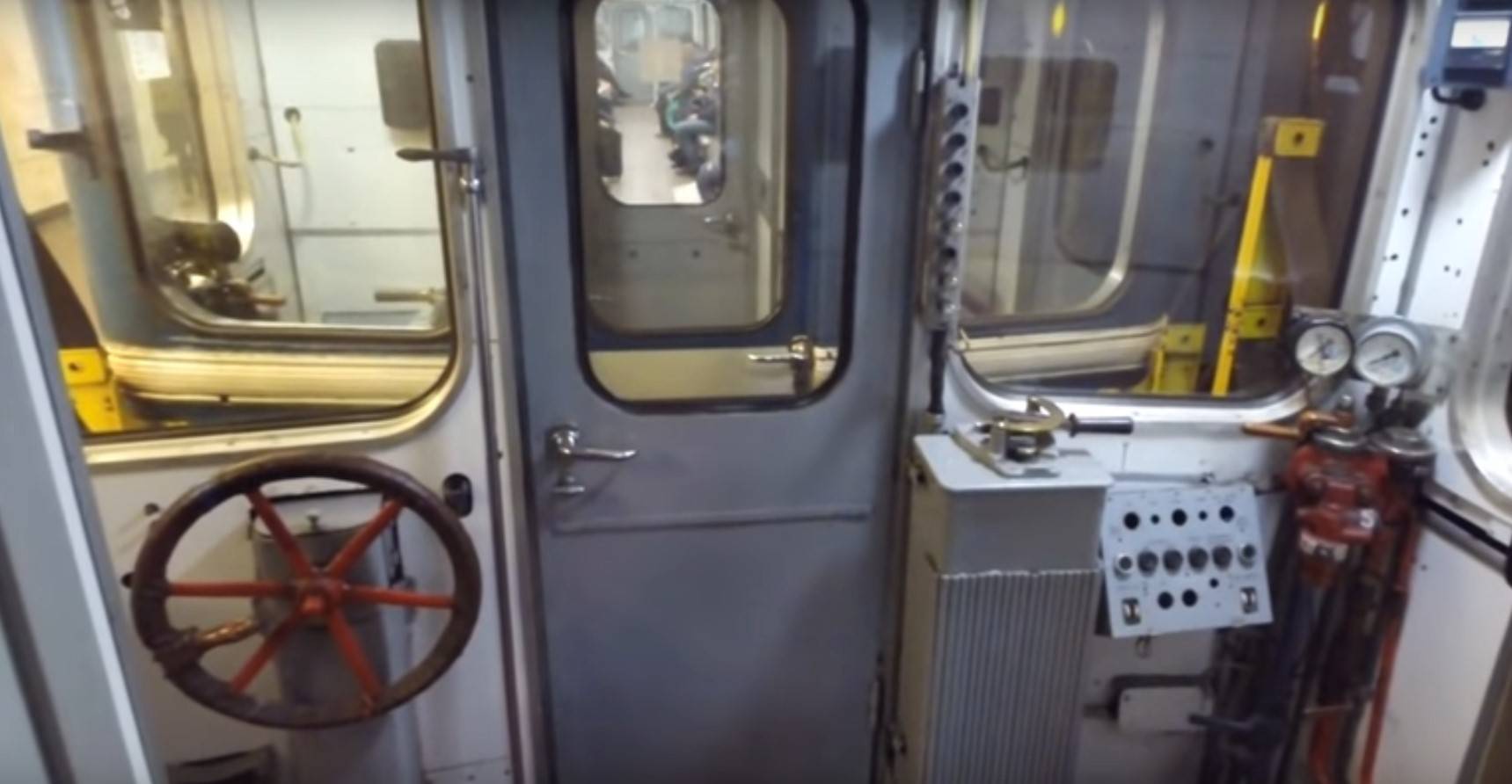 Власти Петербурга не успевают обновлять опасные изношенные вагоны в метро