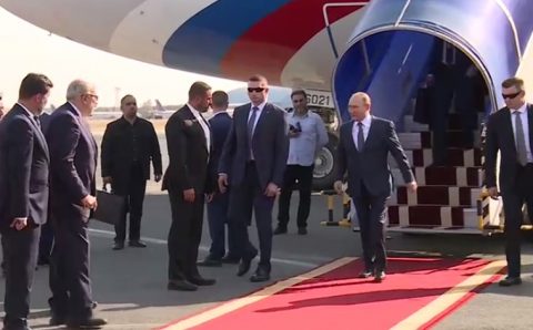 Путин прилетел в Иран для участия в трехсторонних переговорах