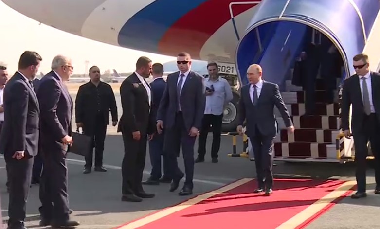 Путин прилетел в Иран для участия в трехсторонних переговорах