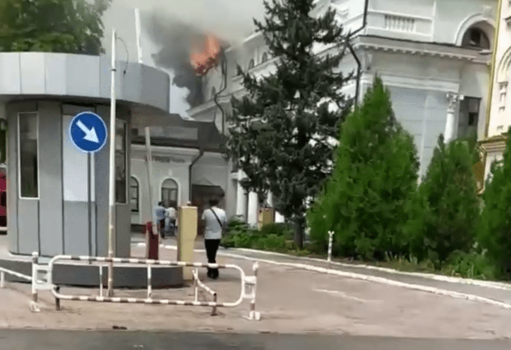 Железнодорожный вокзал полыхает в Донецке после атаки со стороны ВСУ