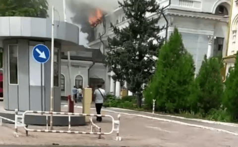Железнодорожный вокзал полыхает в Донецке после атаки со стороны ВСУ