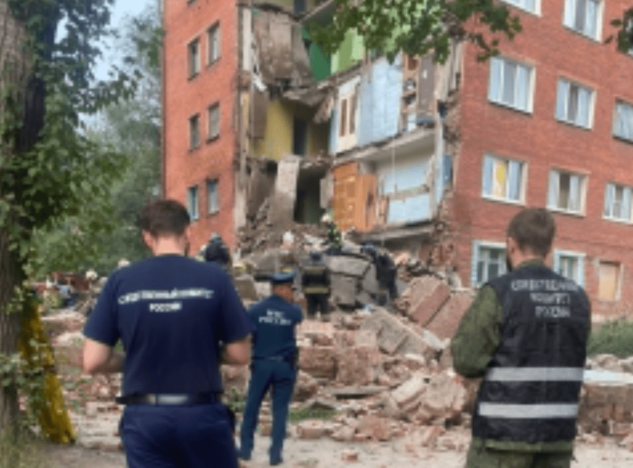 В Омске обрушилась стена многоквартирного дома с первого по пятый этаж
