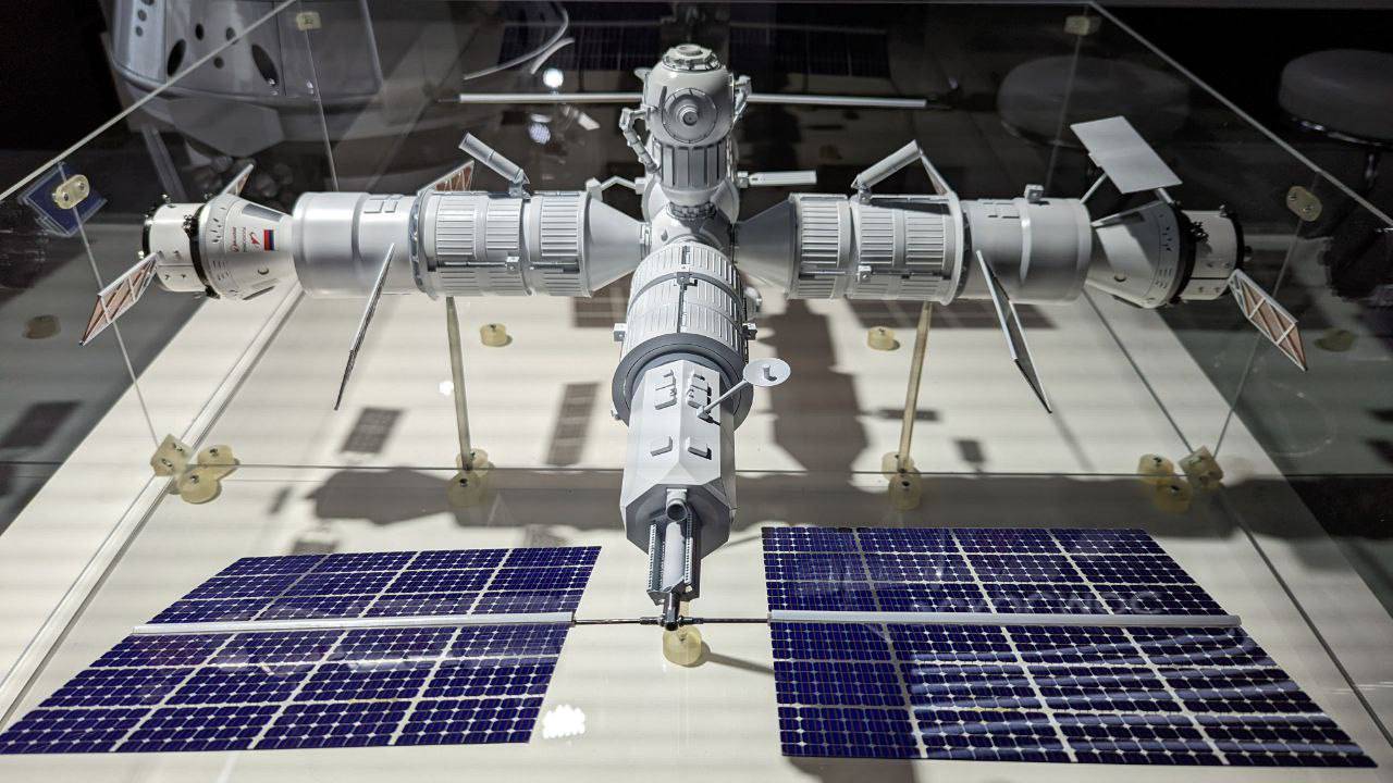 «Роскосмос» впервые показал макет Российской орбитальной станции