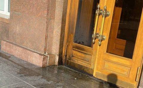 Здание администрации Орловской области забросали бутылками с зажигательной смесью