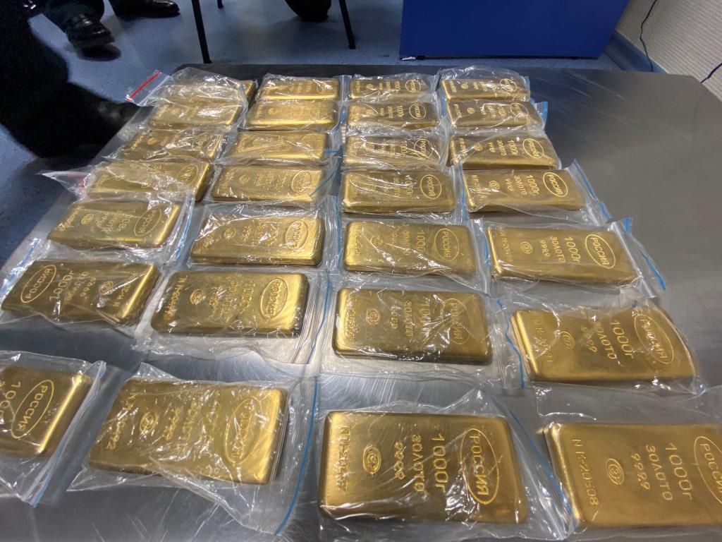 Таможенники во Внуково задержали контрабандистов с 225 кг золота в ручной клади
