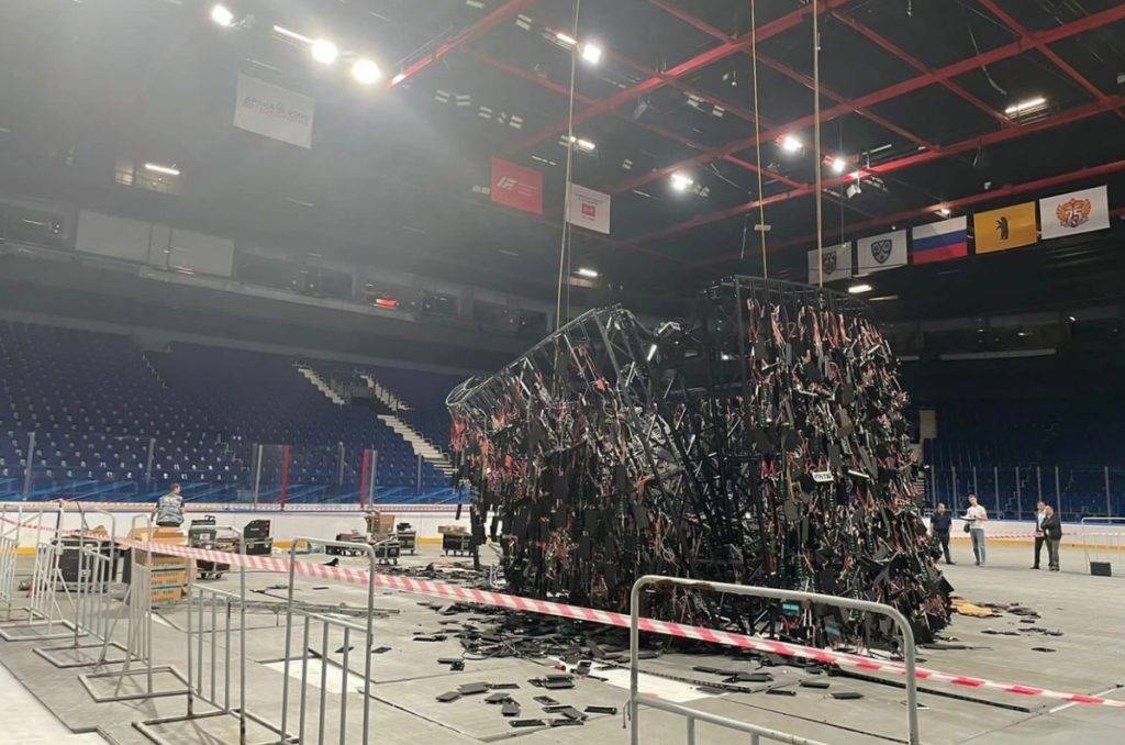 На хоккейной арене в Ярославле обрушился медиа-куб