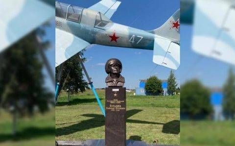 Как живой: бюст Героя России Боташева установили на аэродроме в Ленобласти