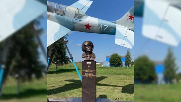 Как живой: бюст Героя России Боташева установили на аэродроме в Ленобласти