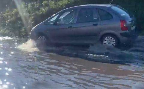 «Переименуйте в южный ручей»: петербуржцы жалуются на затопление проезжей части по Южному шоссе