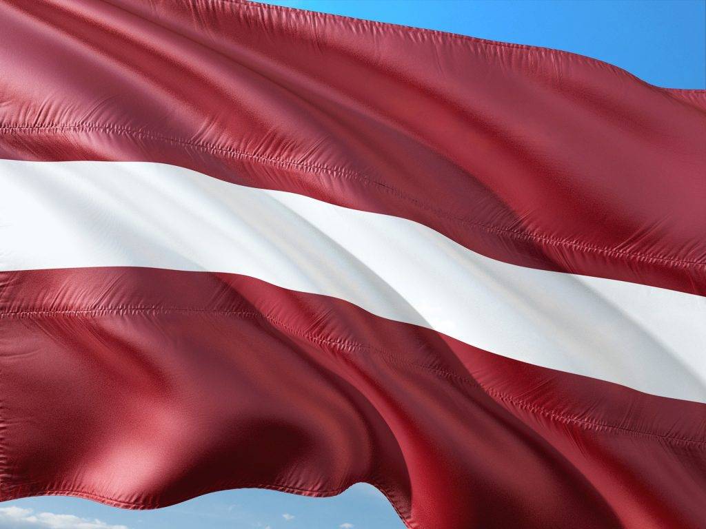Латвия с понедельника запретит въезд россиянам с шенгеном