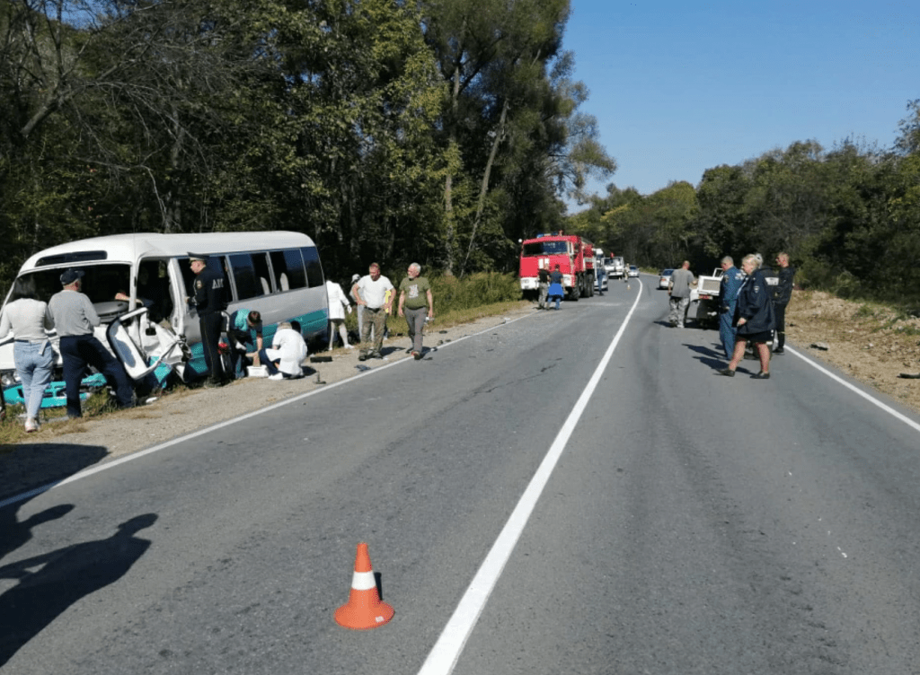 На трассе в Приморье в ДТП попал туристический автобус