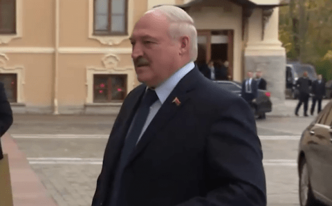 Сертификат на белорусский трактор ручной сборки подарил Лукашенко Путину на 70-летие