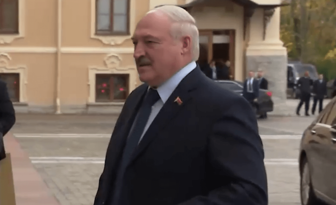 Сертификат на белорусский трактор ручной сборки подарил Лукашенко Путину на 70-летие
