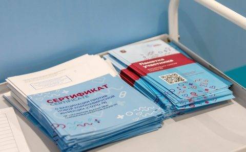 Москвичей прививают от COVID-19 назальным «Спутником»