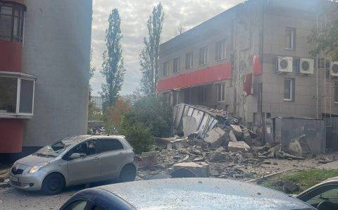 Фрагмент ракеты упал на жилую многоэтажку в Белгороде
