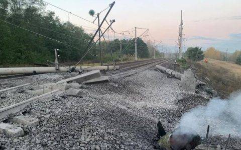 Украинские ракеты повредили железную дорогу в Белгородской области, поезда остановлены