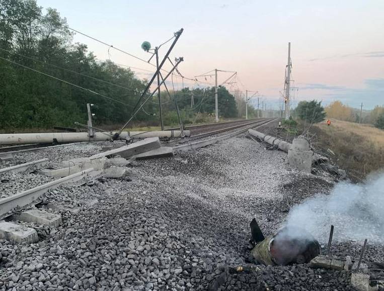 Украинские ракеты повредили железную дорогу в Белгородской области, поезда остановлены