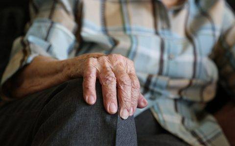 Подарочный набор могут оформить на «Госуслугах» юбиляры от 80 до 115 лет из Подмосковья