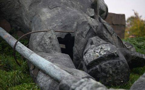 Памятник советским воинам снесли в украинском Ужгороде у границы со Словакией