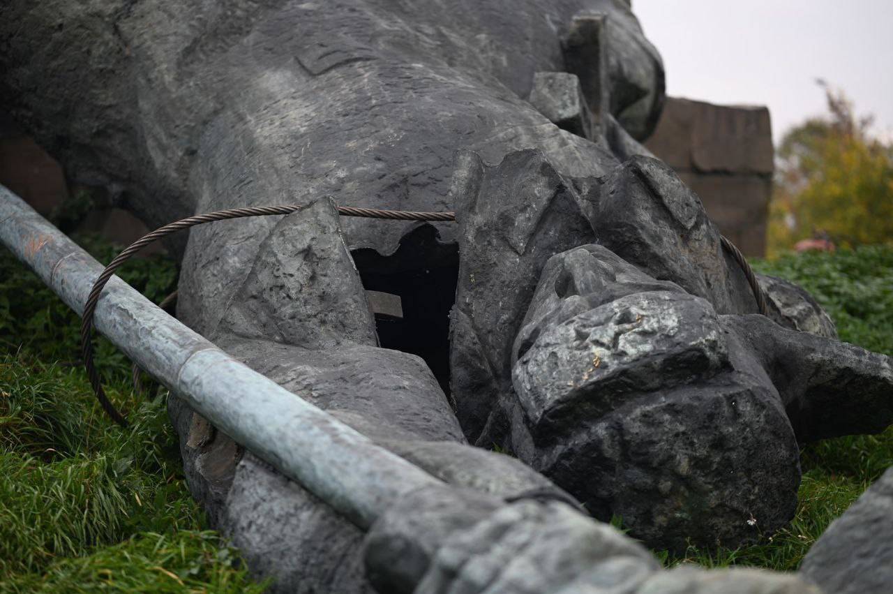 Памятник советским воинам снесли в украинском Ужгороде у границы со Словакией