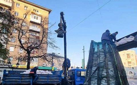Бюст Пушкина в Харькове сняли и отправили на хранение