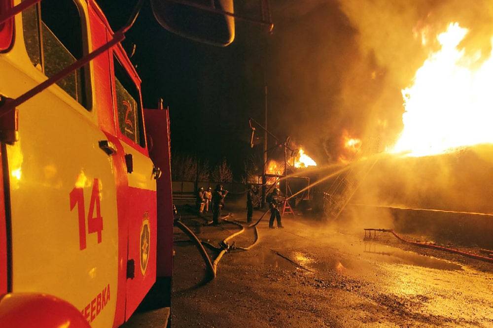Нефтебаза загорелась в ДНР из-за попадания взрывоопасного предмета