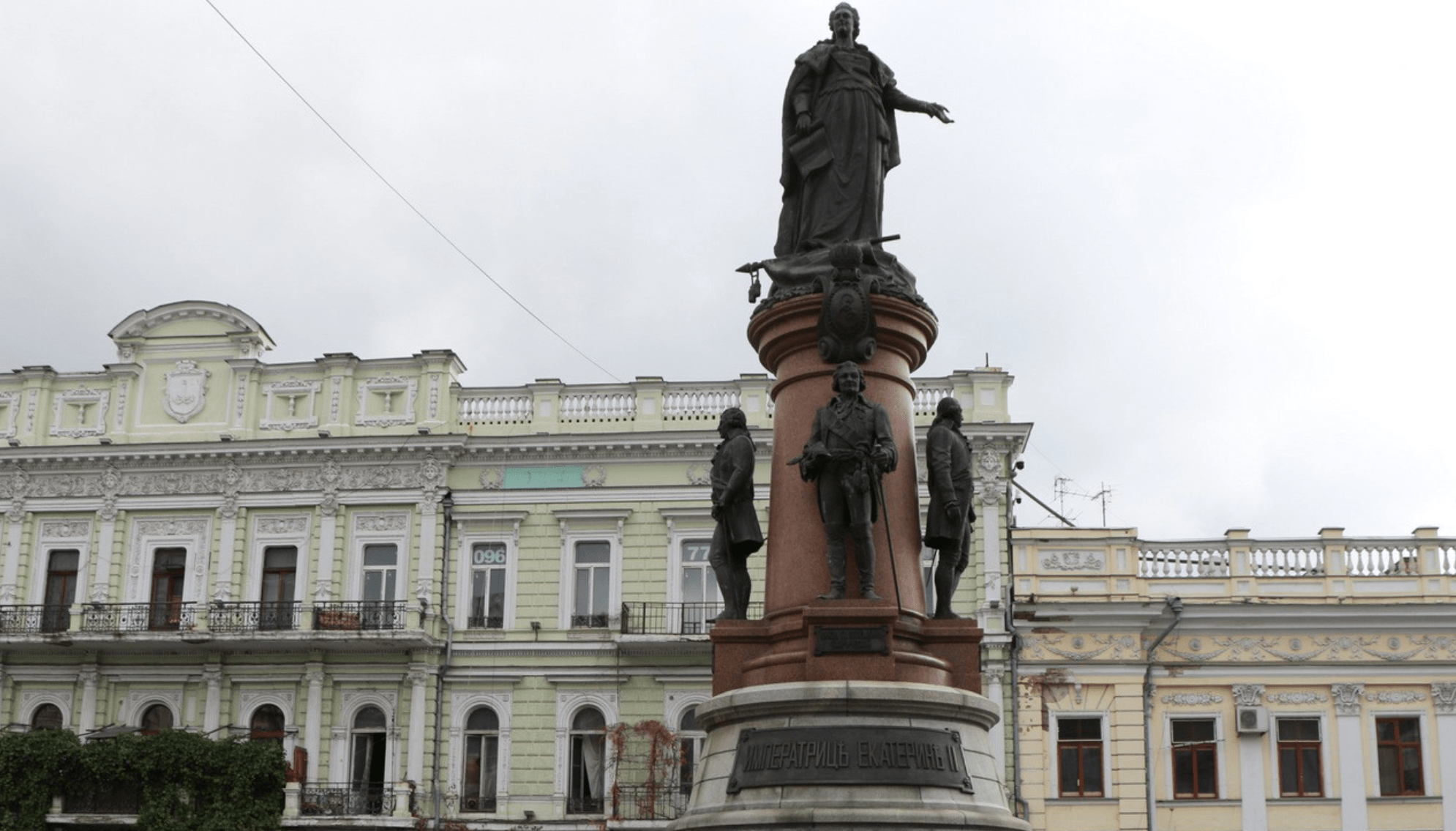 Екатерину II в Одессе оградили забором после слухов о сносе памятника